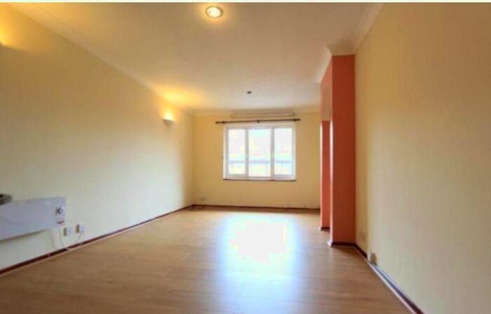 2 Bedroom Flat To Rent In Lowry Crescent, London, CR4