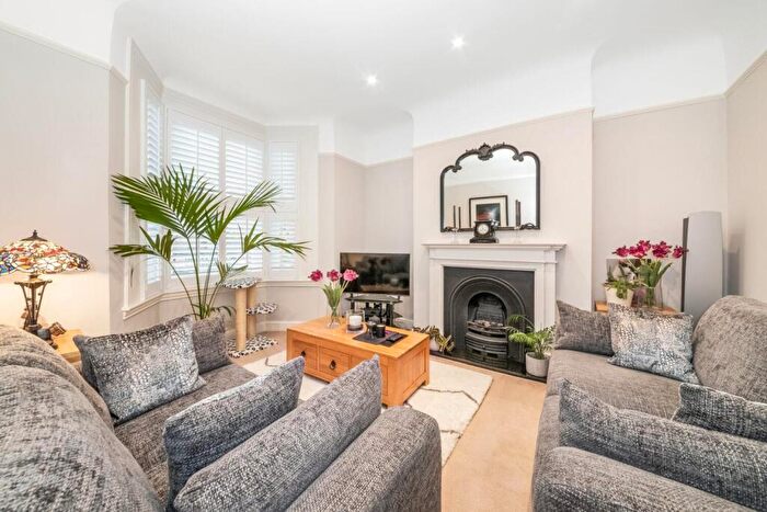 3 Bedroom Maisonette For Sale In Copleston Road, Peckham Rye, London, SE15