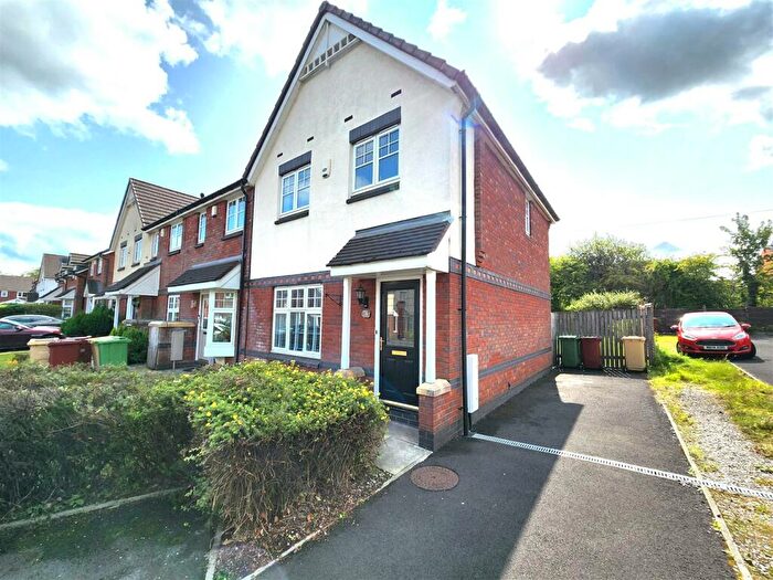 3 Bedroom Town House To Rent In Glazebury Drive, Westhoughton, Bolton, BL5