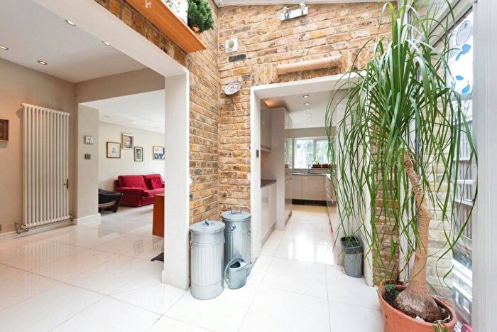 4 Bedroom Semi-Detached House To Rent In Eastworth Road, Chertsey, Surrey, KT16