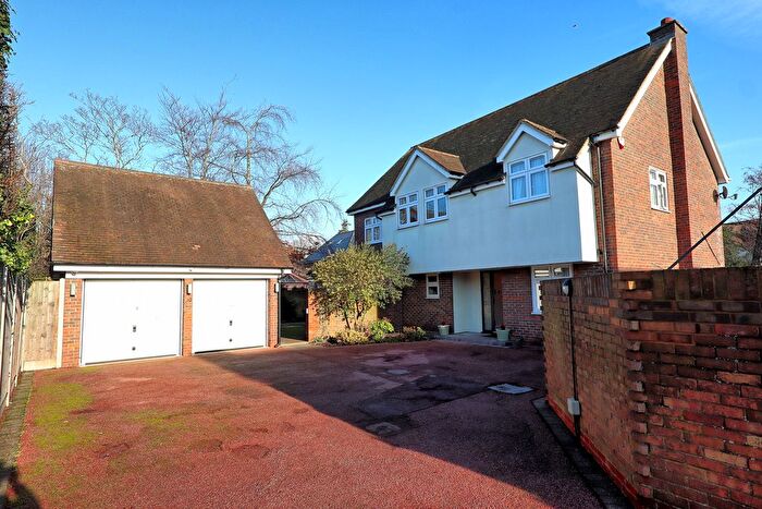 4 Bedroom Detached House For Sale In The Woodfines, Hornchurch, RM11