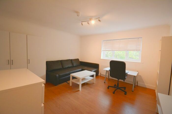 Studio To Rent In Aston Road, Ealing, W5