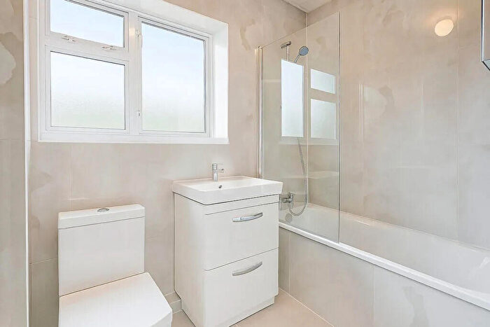 2 Bedroom Flat To Rent In Temple Close, Finchley Central, N3