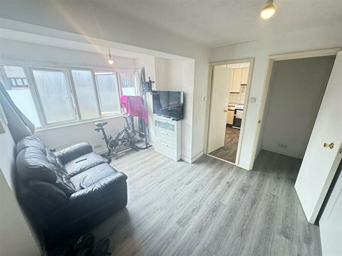 1 Bedroom Flat For Sale In Pinfolds, Teviot Avenue, Aveley, RM15