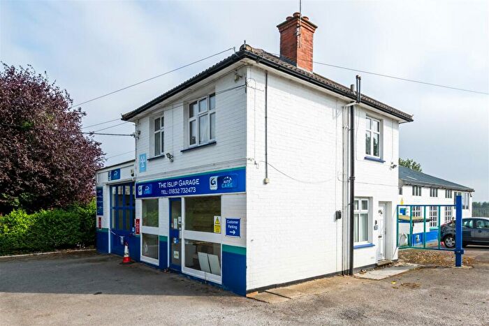 3 Bedroom Apartment To Rent In Kettering Road, Islip, NN14