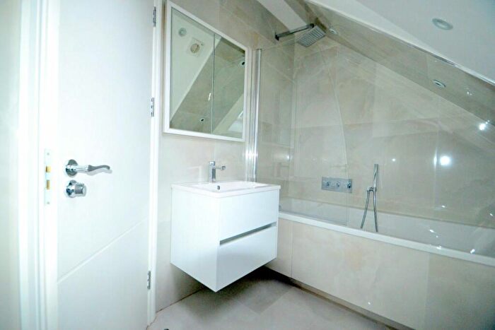 2 Bedroom Detached House To Rent In Newly Built Detached House In Gated Development, N2