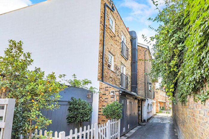 Studio For Sale In Bridge Road, East Molesey, Surrey, KT8