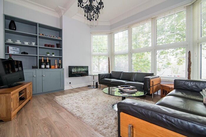 2 Bedroom Flat To Rent In Evelyn Mansions, Kew Road, TW9