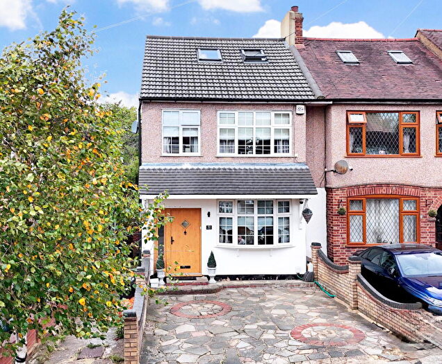 4 Bedroom End Of Terrace House For Sale In Mount Pleasant Road, Romford, RM5