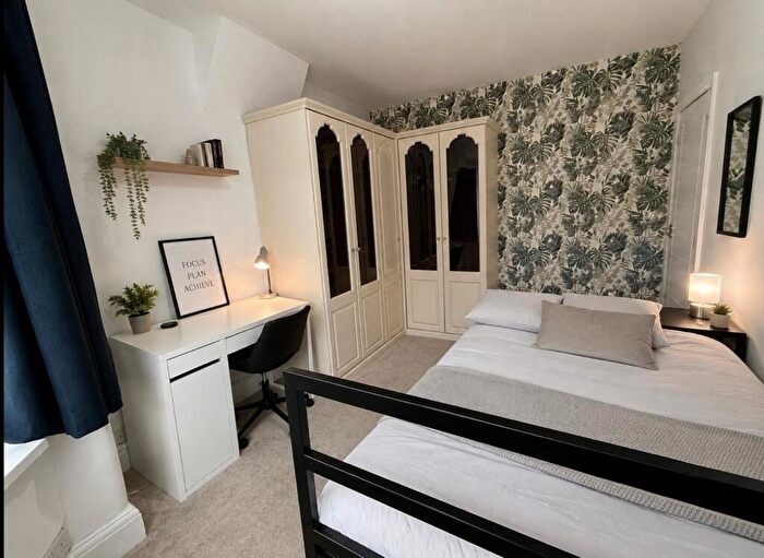 4 Bedroom Semi-Detached House To Rent In Talbot Road, Fallowfield, M14