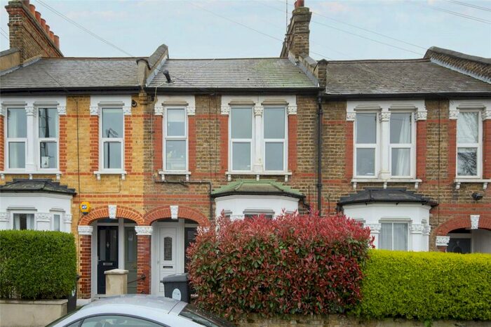 2 Bedroom Flat To Rent In Ringwood Road, Walthamstow, London, E17
