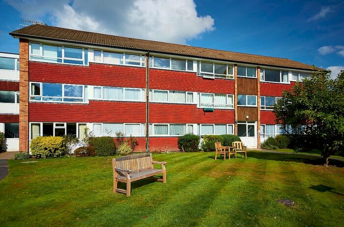 2 Bedroom Flat To Rent In Master Close, Oxted, RH8