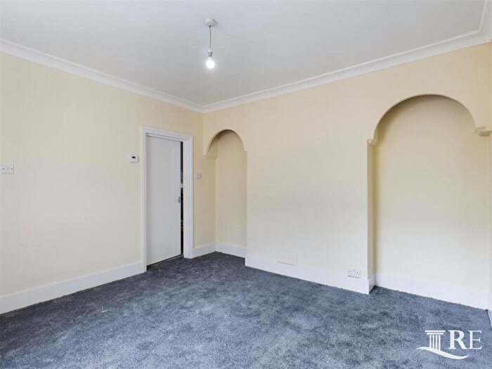 3 Bedroom Flat To Rent In Temple Road, London, NW2