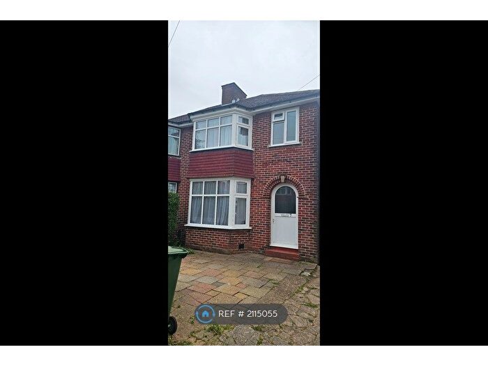 4 Bedroom Semi-Detached House To Rent In Gyles Park, Stanmore, HA7