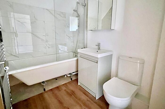 2 Bedroom Bungalow For Sale In Stuckton, Fordingbridge, SP6