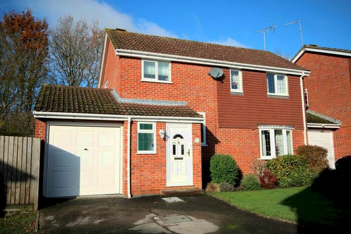 3 Bedroom Link Detached House To Rent In Ashlea, Hook, RG27