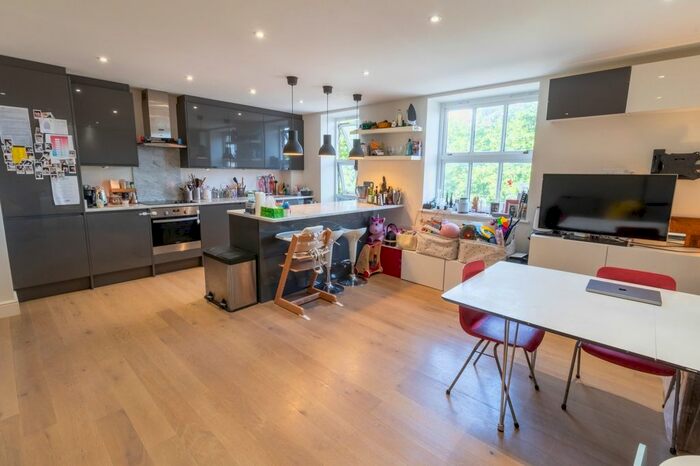 2 Bedroom Flat To Rent In Clapham Park Road, London, SW4