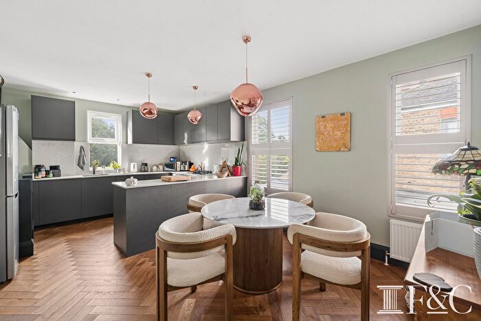 2 Bedroom Flat For Sale In Kingsway, London, SW14