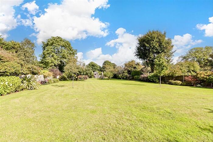 3 Bedroom Chalet For Sale In Pinesfield Lane, Trottiscliffe, West Malling, Kent, ME19