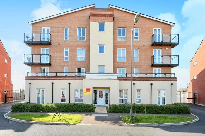 2 Bedroom Flat To Rent In Berryfields, Aylesbury, HP18