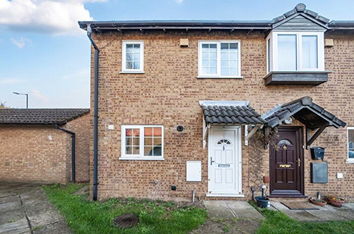 2 Bedroom Semi-Detached House For Sale In Flamborough Spur, Slough, SL1