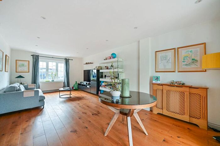 3 Bedroom Terraced House For Sale In Claremont Avenue, Motspur Park, New Malden, KT3