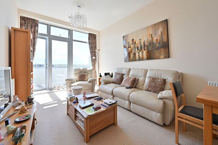 2 Bedroom Flat To Rent In Wilmingon Close, Watford, WD18