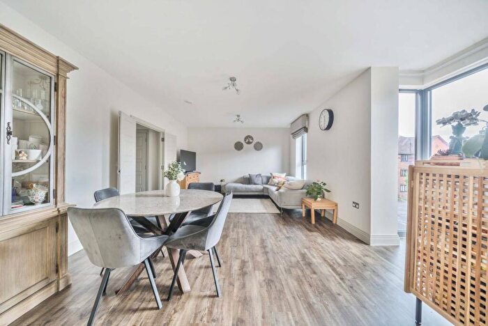 2 Bedroom Flat For Sale In Queens Place, Guildford, Surrey, GU2