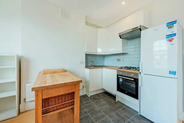 1 Bedroom Flat To Rent In Battersea Park Road, Battersea, London, SW11