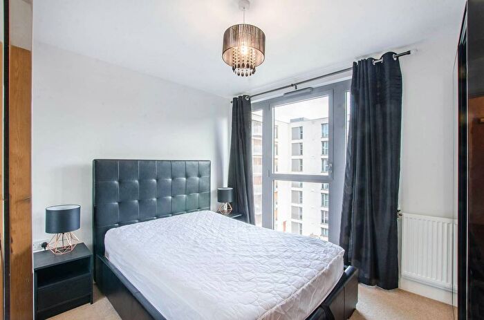 1 Bedroom Flat To Rent In Heron Place, Canary Wharf, London, E16