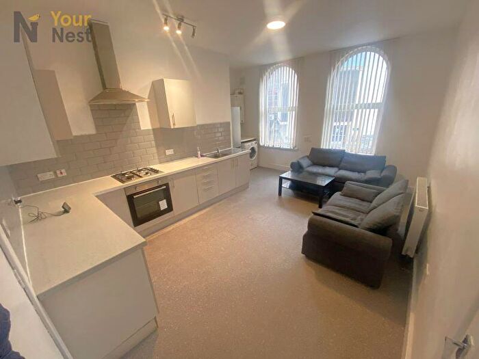 3 Bedroom Apartment To Rent In Raglan Road, Leeds, LS2