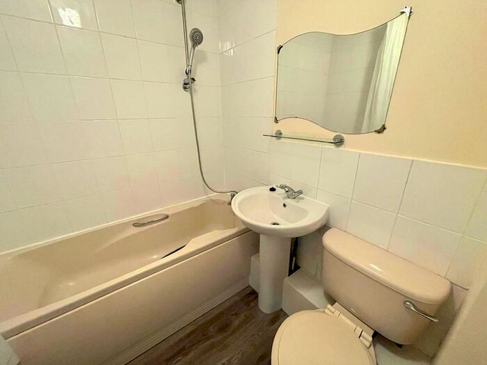 2 Bedroom Flat For Sale In Two Bedroom Top Floor Apartment Sold With No Forward Chain!, SO30