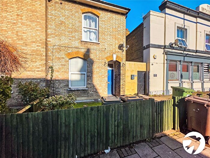 2 Bedroom Flat To Rent In East Hill, Dartford, Kent, DA1