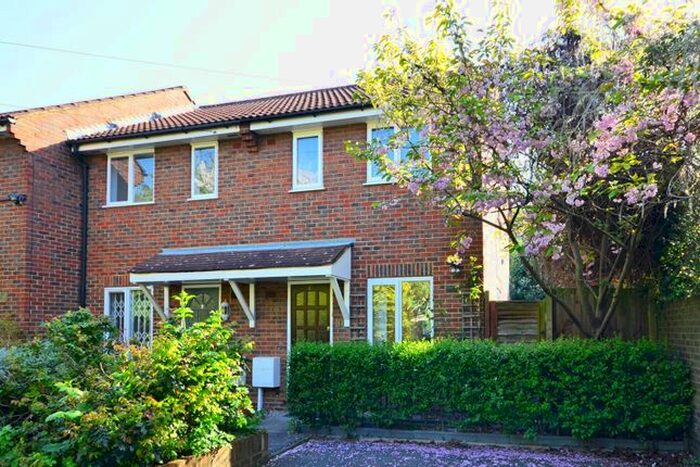 2 Bedroom Property To Rent In Caroline Place, Battersea, London, SW11