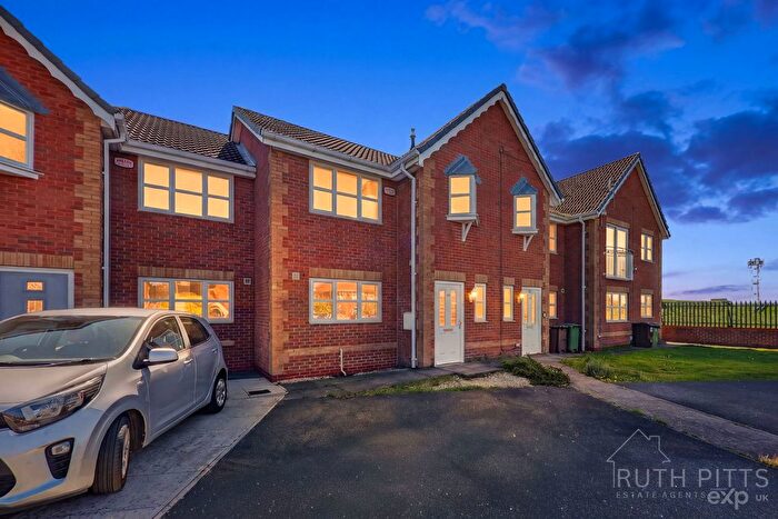 3 Bedroom Town House For Sale In Redhill Road, Castleford, WF10