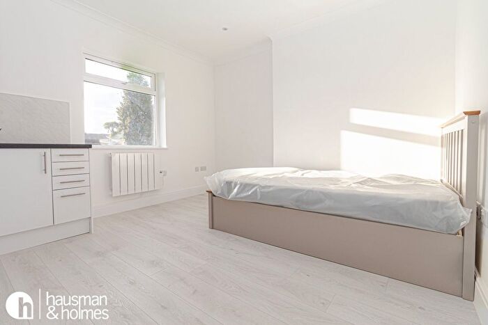 Studio To Rent In Church Road, London, NW4