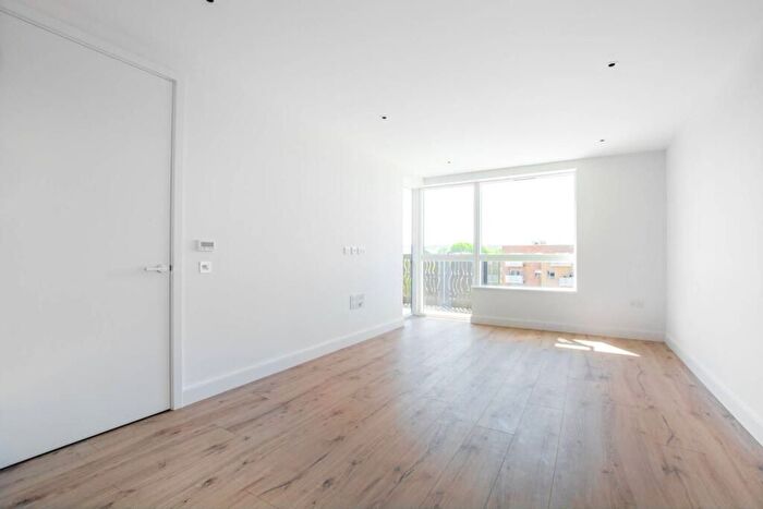 2 Bedroom Flat To Rent In Smithfield Square, London, N8