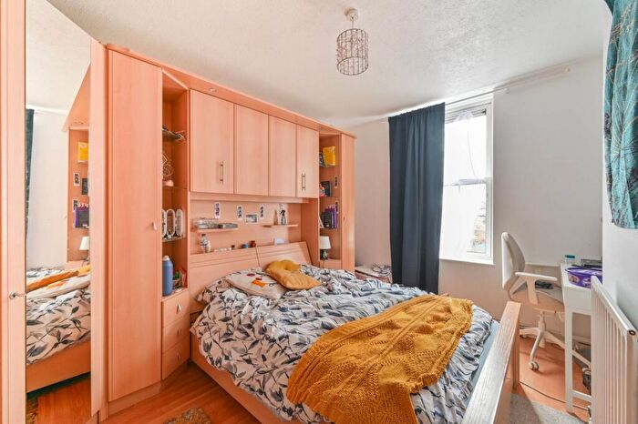 3 Bedroom Flat To Rent In Hazelwood House, Deptford, London, SE8