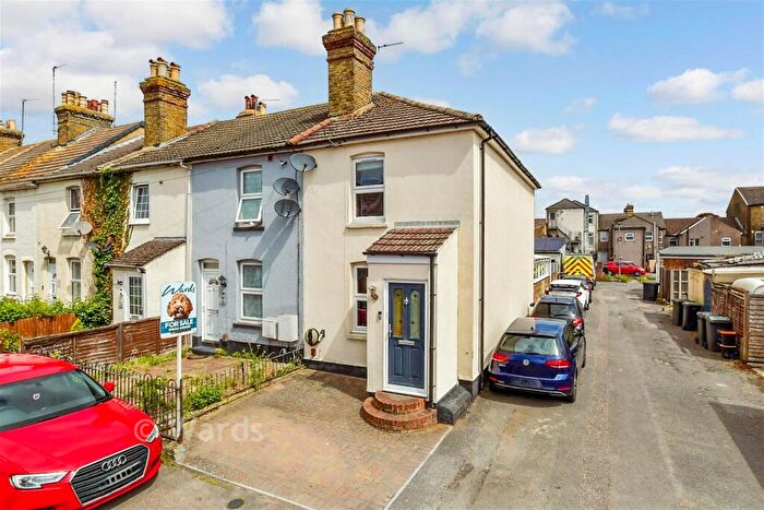 3 Bedroom End Of Terrace House For Sale In Portland Place, Snodland, Kent, ME6