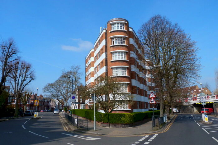 2 Bedroom Apartment To Rent In Kingsley Court, Park Avenue, London, NW2