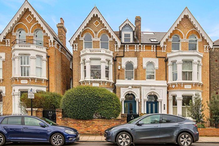 2 Bedroom Flat For Sale In Bolingbroke Grove, London, SW11