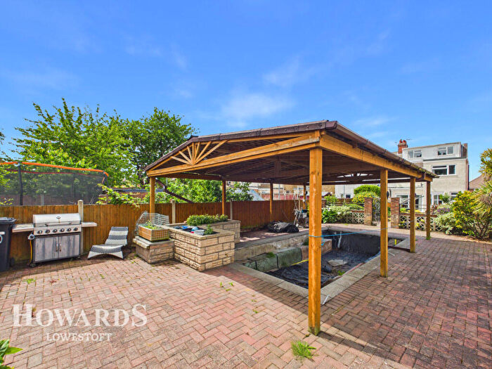 4 Bedroom Semi-Detached House For Sale In The Avenue, Lowestoft, NR33