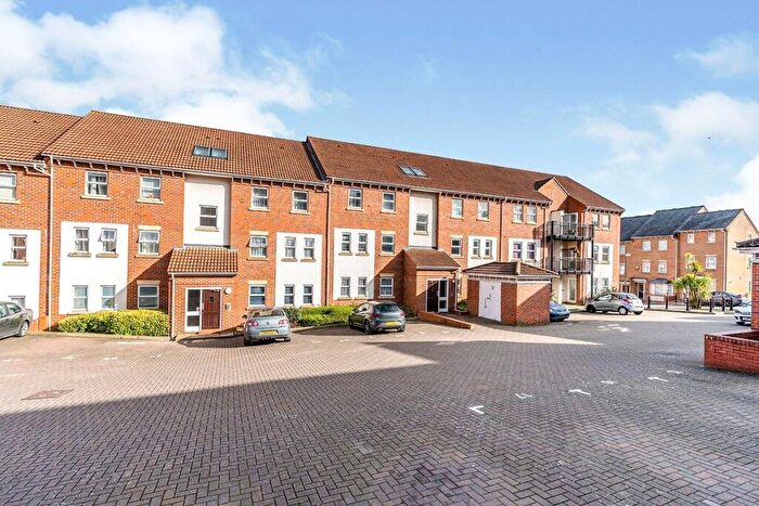 2 Bedroom Flat For Sale In Mary Court, Chatham, Kent, ME4