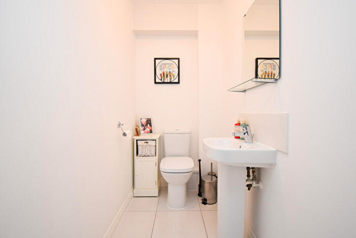 3 Bedroom Town House For Sale In Tate Drive, Biggleswade, SG18