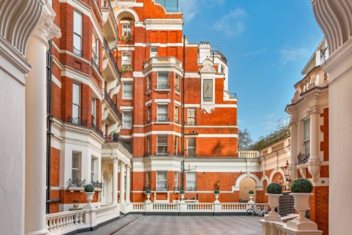3 Bedroom Flat For Sale In Wellington Court, Knightsbridge London, SW1X