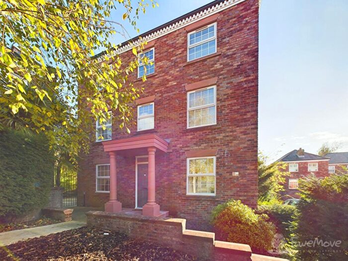 4 Bedroom Detached House For Sale In Woodland View, Hyde, SK14