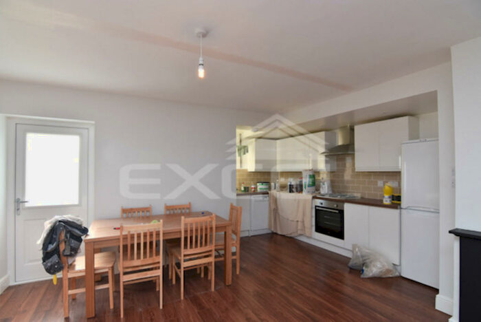 2 Bedroom Flat To Rent In St. Annes Close, London, N6