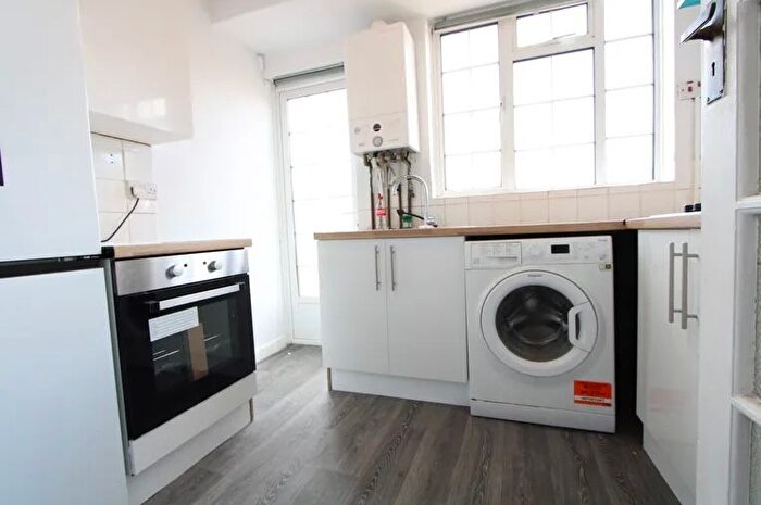 3 Bedroom Flat To Rent In Leigham Avenue, Stretham, SW16