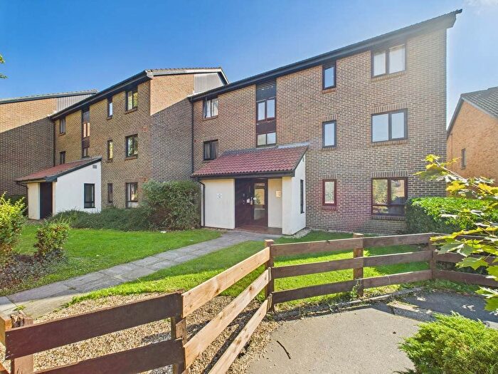 2 Bedroom Flat For Sale In Foxwood Close, Feltham, Middlesex, TW13