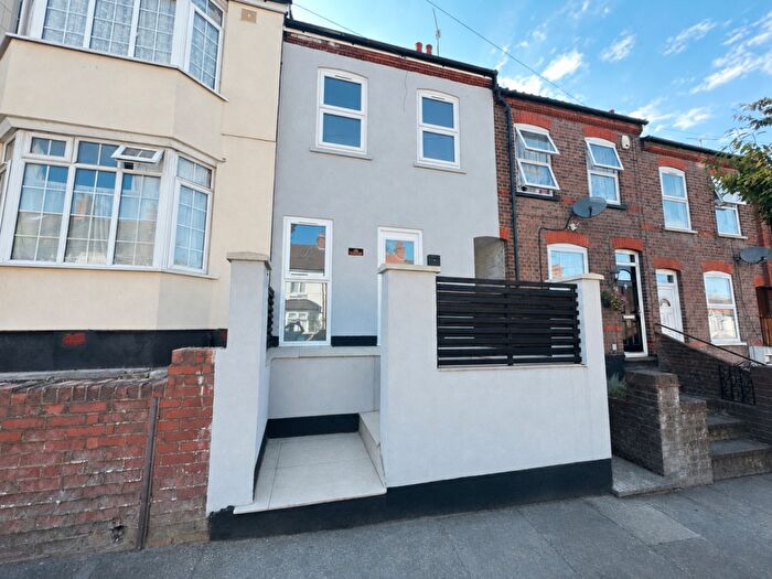 3 Bedroom Terraced House To Rent In Ferndale Road, Luton, Bedfordshire, LU1